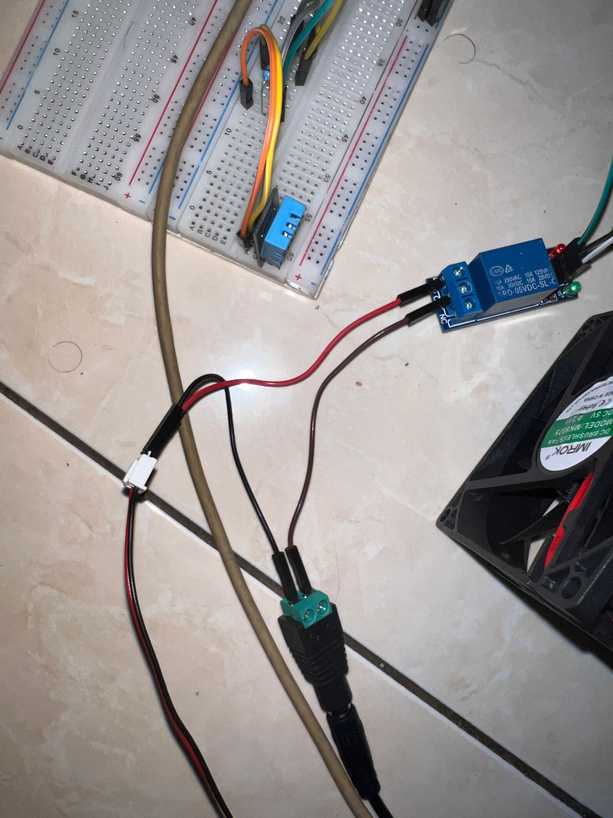 Pengujian prototipe breadboard dengan kipas 5V